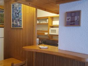 a kitchen with a wooden counter and a table at Appartement lumineux 60m² · 2 ch. · Balcon · WIFI · Parking - FR-1-346-557 in Arc 1800 +18 photos