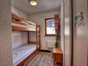 a small room with two bunk beds and a window at Appartement Morillon Village, 3 pièces, 7 personnes - FR-1-642-84 in Morillon