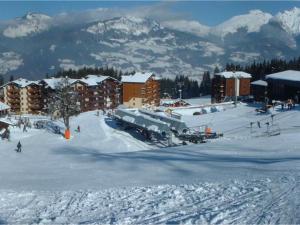 une station de ski dans la neige avec des montagnes en arrière-plan dans l'établissement Appartement Morillon Village, 3 pièces, 7 personnes - FR-1-642-84, à Morillon