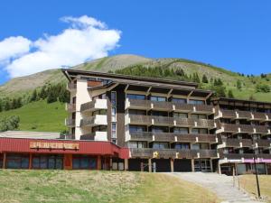 オリにあるAppartement Auris, 1 pièce, 3 personnes - FR-1-297-335の山を背景にしたホテル
