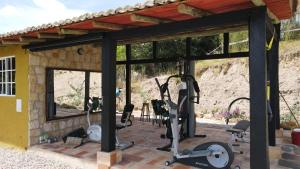 - une salle de sport avec plusieurs machines elliptiques sur une terrasse dans l'établissement Cabaña Yerbabuena, à Toca