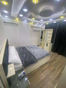 Un pat sau paturi într-o cameră la النزهه 1 برج الصفوه