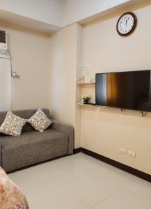 TV at/o entertainment center sa House of B&Y at 101 Newport across NAIA T3