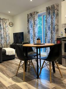 a kitchen with a table and chairs in a room at Le St-Augustin in Mirabel