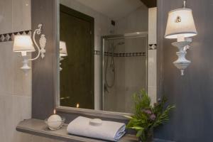 a bathroom with a sink with two towels and a mirror at Villa Al Sicomoro in Grezzana +47 photos