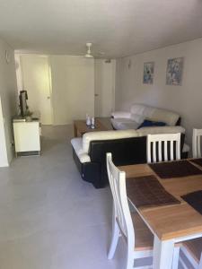 Säng eller sängar i ett rum på Rainbow Beach Resort renovated apartment