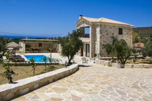 The swimming pool at or close to Villa Ydria