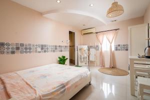 ein Schlafzimmer mit einem großen Bett und einem Fenster in der Unterkunft HY Local Budget Hotel by Hoianese - 5 mins walk to Hoi An Ancient Town in Hoi An