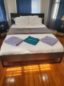 Posteľ alebo postele v izbe v ubytovaní downtown and secluded