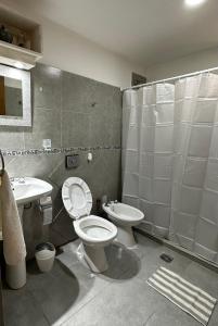 Ένα μπάνιο στο CONFORTABLE Dpto. Pasaje Tucumán