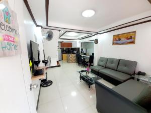 ein Wohnzimmer mit einem Sofa und einem Tisch in der Unterkunft Furnished House in Calapan City Subdivision near ROBINSONS Mall L33 in Calapan