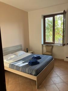Un dormitorio con una cama con toallas azules. en Casa Alzira, en San Lazzaro Agerola