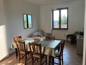 comedor con mesa y sillas en Casa Alzira, en San Lazzaro Agerola