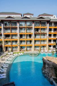 un hotel con piscina frente a un edificio en Mandarin Bay Resort and Spa en Boracay