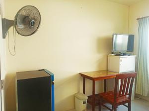 Telewizja i/lub zestaw kina domowego w obiekcie Nu Phuket Airport Resident 1