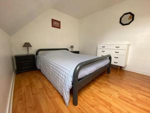 um quarto com uma cama e uma cómoda em Gite in Ploneour-Lanvern em Plonéour-Lanvern