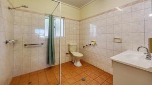 ein Bad mit einem WC, einer Dusche und einem Waschbecken in der Unterkunft Gone Fishin Holiday Units in Karumba
