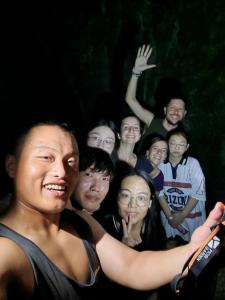 grupa ludzi pozujących do zdjęcia w obiekcie Zhangjiajie Cloud Youth Hostel w mieście Zhangjiajie