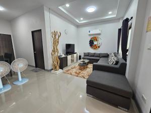 ein Wohnzimmer mit einem Sofa und einem TV in der Unterkunft We house - Hangdong in Hang Dong