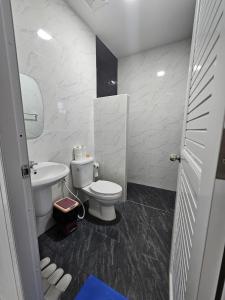 ein weißes Bad mit einem WC und einem Waschbecken in der Unterkunft We house - Hangdong in Hang Dong
