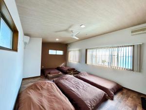 a bedroom with two beds and a window at Beach Villa Tachibana in Onomichi