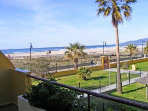 タリファにあるApartamento Tortuga Laúdのコンドミニアムのバルコニーからビーチの景色を望めます。
