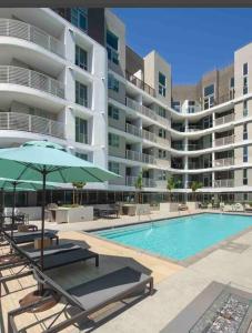 Swimming pool sa o malapit sa Relax on Wilshire With A View