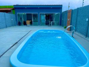 Bazén v ubytování Casa com piscina e hidromassagem praia Enseada. nebo v jeho okolí