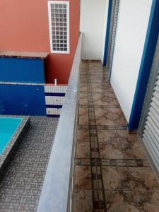 een gang van een huis met een betonnen vloer bij Casa aconchegante de praia in Itanhaém
