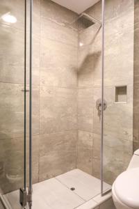 La salle de bains est pourvue d'une douche avec une porte en verre. dans l'établissement Estancia El Solar, à Arequipa