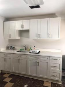 Cuisine ou kitchenette dans l'établissement Cozy Guest Home Close to Downtown Vancouver Sights & Subway Station