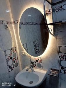 瓦拉斯的住宿－Depamia，一间带水槽和镜子的浴室