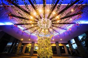 PAN HOTEL AND RESORT في Abucay: شجرة عيد الميلاد كبيرة في مبنى به أضواء
