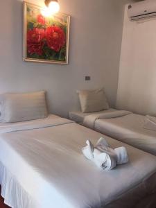 duas camas num quarto com um quadro na parede em Keereeta Resort em Ko Chang