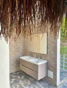 La salle de bains est pourvue d'un lavabo et d'un miroir. dans l'établissement comfortable country house, à Pereira