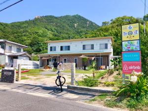 una bicicleta está estacionada frente a una casa en Beach Villa Tachibana en Onomichi