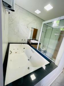 Koupelna v ubytování Casa com piscina e hidromassagem praia Enseada.