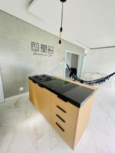 uma cozinha com bancada num quarto em Casa com piscina e hidromassagem praia Enseada. no Guarujá
