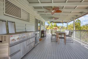 - une cuisine sur une terrasse avec une table et des chaises dans l'établissement 91 on Persimmon Drive Peregian Beach, à Peregian Beach