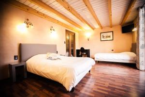 um quarto com duas camas num quarto em Les Ecuries de la Tour em Mondonville