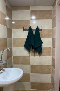 y baño con lavamanos y toallero. en Welcome to Wadi Rum Camp, en Wadi Rum