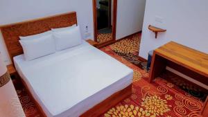 Una cama o camas en una habitación de Sinharaja Tea Garden Hotel