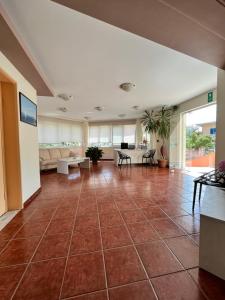 A television and/or entertainment centre at Iolkos Hotel Apartments