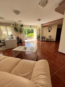 A seating area at Iolkos Hotel Apartments