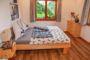 Cama en habitación con ventana y cama sidx sidx sidx sidx en Salzburger Bergklause, en Weissbach bei Lofer