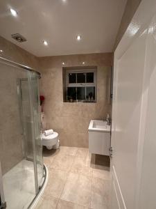 y baño con ducha, aseo y lavamanos. en St Paul's Farringdon Longstay Cozystay, en Londres