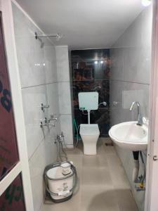 een kleine badkamer met een toilet en een wastafel bij SHIV SNEH HOME STAYS in Ujjain