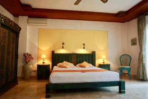 una camera con un letto e due sedie e due lampade di Gunung Paradis Retreat a Munduk