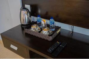 uma mesa com garrafas de água e um controle remoto em Tinggian Hill Retreat em Nusa Penida