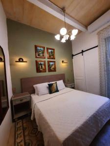 ein Schlafzimmer mit einem großen Bett mit einer weißen Decke in der Unterkunft Bizzilla Lodging Suite in Mqabba